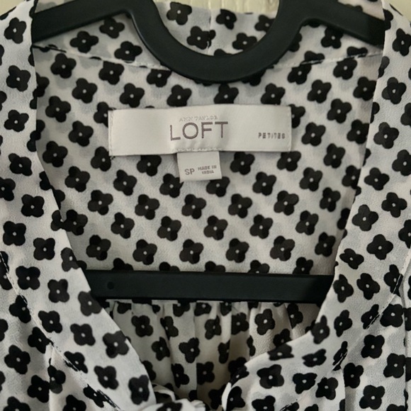 Loft long sleeve button blouse w/neck tie in clover flower pattern size S Petite - Picture 3 of 5